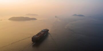 集装箱货运费正在经历一年的下滑吗？