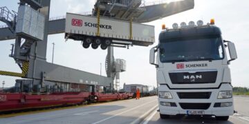 DSV和CVC出价140亿欧元收购DB Schenker