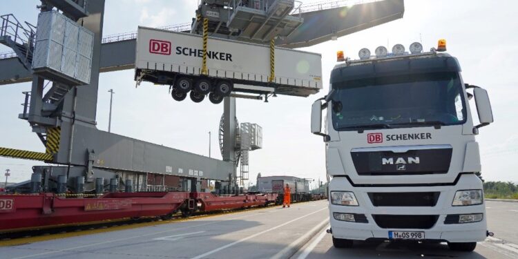 DSV和CVC出价140亿欧元收购DB Schenker