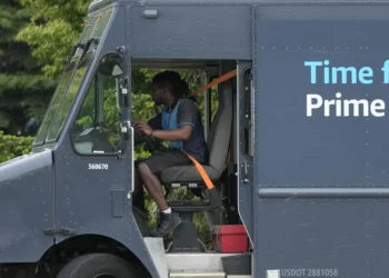 亚马逊在工会压力下提高了分包配送司机的薪酬