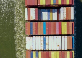 潜在的港口罢工让零售商和制造商忙得不可开交