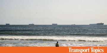 全球航运股票因码头工人暂停罢工而下跌：运输行业的市场反应分析