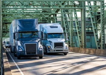 “卡车运输合同费率在高峰季节到来前上涨”