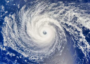 佛罗里达港口为米尔顿的五级飓风做准备：极端天气下的物流应对策略