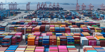 特朗普关税一年后，中国工厂和港口活动激增