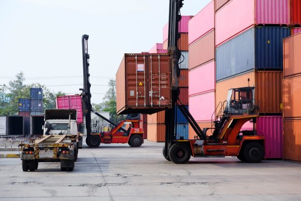 欧盟主要港口低值包裹分拣中心实景,显示自动化流水线与人工查验区并存