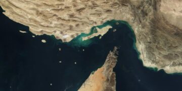 霍尔木兹海峡警报叠加红海复航冲击：2026年中东双咽喉要道危机如何重塑全球航运与供应链格局