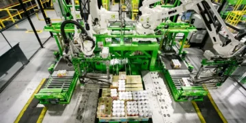 沃尔玛供应链自动化投资达峰值：23 个配送中心升级，60% 门店受益于智能物流