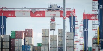 亚太至美国海运费率暴跌21%：运力过剩与需求疲软双重夹击下的2026年航运业何去何从