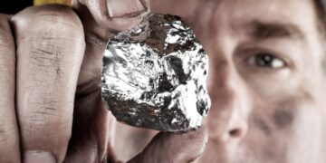 董事豪掷14万份增持！Discovery Silver治理信号背后，供应链隐性风险浮出水面