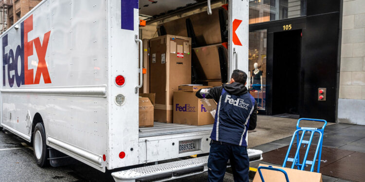FedEx发起历史性关税退款诉讼:1700万单日包裹量背后的供应链金融风暴