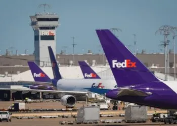 FedEx Q3 Earnings Strong: Limited Supply Chain Impact from Middle East Conflict, Risks Remain