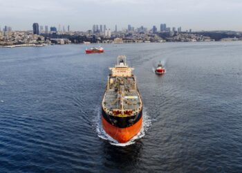 伊朗冲突致 700 艘船舶滞留:2026 年全球海运 10% 船队受冲击深度分析