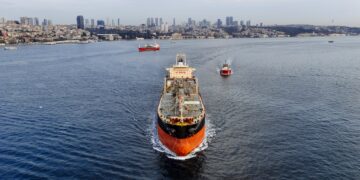 伊朗冲突致 700 艘船舶滞留：2026 年全球海运 10% 船队受冲击深度分析