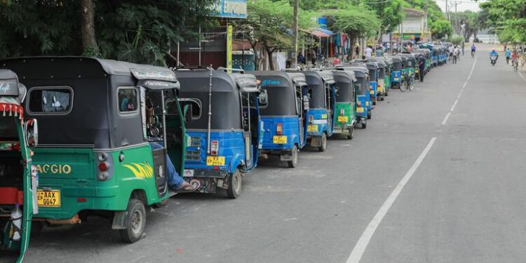中东冲突冲击亚太供应链：霍尔木兹海峡通行近停滞，半导体气体短缺致产线告急