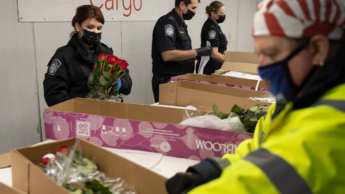 Patagonia供应链团队在中美洲工厂进行可持续生产标准审核