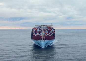 中东冲突冲击全球供应链:马士基暂停非必要货物进出,每周2万TEU Gulf货流承压