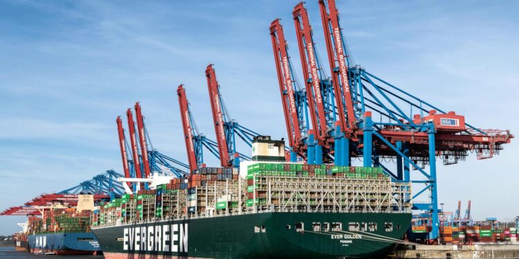 关税风暴下的脆弱平衡：WTO 最新预测揭示全球供应链的结构性裂变