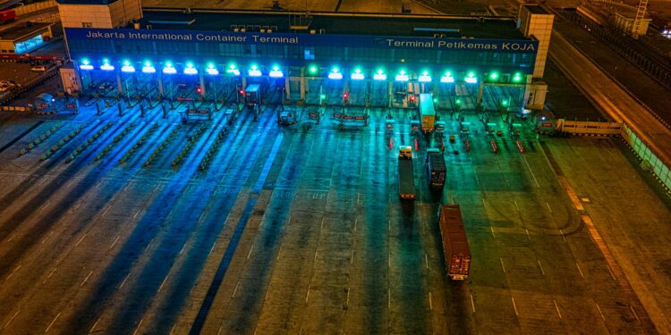 The Self-Optimizing Factory Is Here: How IoT, AI, and Robotics Are Rewriting Supply Chain Resilience