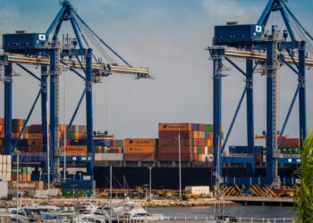 2025年底全球海运市场深度透视：低运价困局、隐性运力萎缩与Suez通道断裂下的供应链重构 (物流与运输板块 – 修正版)