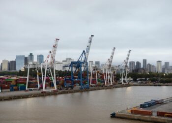 霍尔木兹海峡危机引爆全球供应链双轨瘫痪：海运空运协同失效下的系统性风险重构
