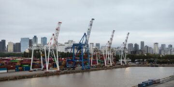 霍尔木兹海峡危机引爆全球供应链双轨瘫痪：海运空运协同失效下的系统性风险重构