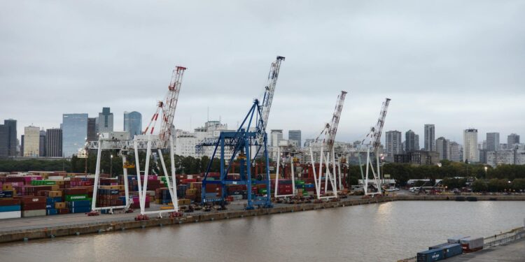霍尔木兹海峡危机引爆全球供应链双轨瘫痪：海运空运协同失效下的系统性风险重构