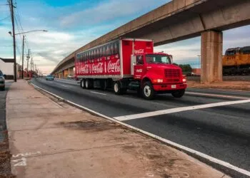 自动驾驶卡车将年省90亿美元:一场静默却颠覆性的供应链效率革命