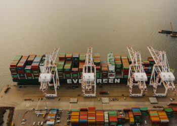 伊朗战争冲击全球供应链：霍尔木兹海峡停摆致45万集装箱延迟、空运容量损失18%