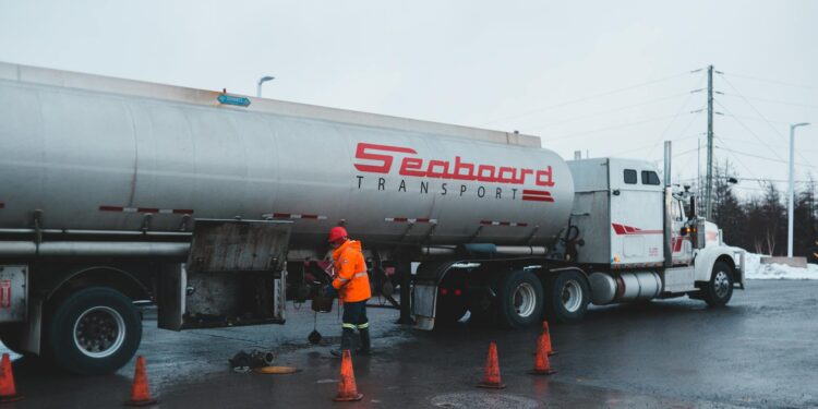 伊朗冲突致霍尔木兹海峡关闭：印度LPG供应链中断，全国日均缺气超1800吨