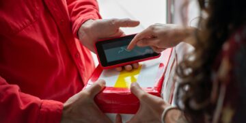 亚马逊收购瑞士配送机器人公司Rivr，四足机器人时速8.7英里