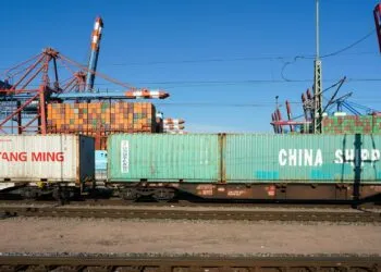 AI驱动供应链风险管控：可提前60–90天预警中断，响应提速30%–40%