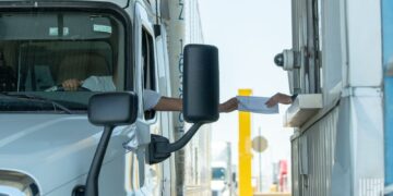 美国FMCSA新规今日生效：13,000名卡车司机被清退，全国性监管风暴冲击供应链