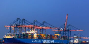 CMA CGM、马士基暂停过境：苏伊士运河通行量跌至2023年峰值48%，2026年Q1合同谈判启动