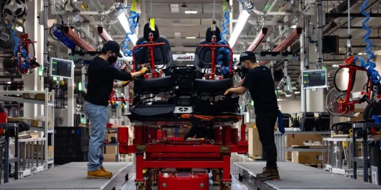特斯拉连续两年问鼎:2026年全球18大汽车品牌供应链可持续性排行榜深度解析