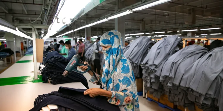 76%时尚高管认为关税将重塑2026年:麦肯锡揭示服装寻源四大战略转型