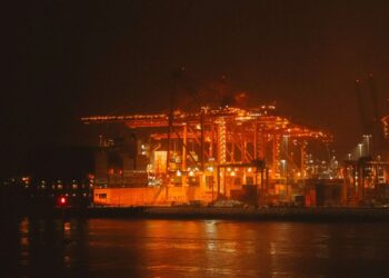 Salalah Port Surges to 4.3M TEU with 78% LSCI Rebound in Q1 2026 as Hormuz and Red Sea Chokepoints Close