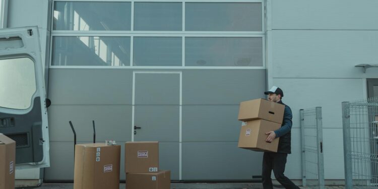 Supply Chain Short Takes: The Game-Changing Role of Autonomous Mobile Robots with Robotic Arms and AI