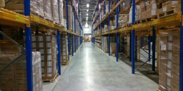 自主移动机器人（AMR）在供应链中的应用与未来展望：配备机械臂与AI技术的AMR如何重塑仓库自动化