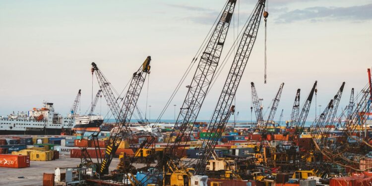 FedEx Q3财报强劲:中东冲突对供应链影响有限,航空货运市场展现韧性