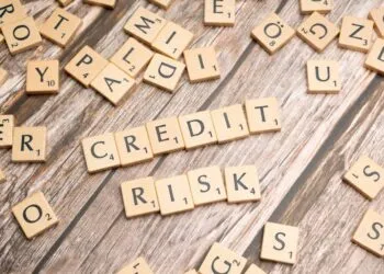 AI物流加速落地：亚马逊Kiva机器人降单均处理时间，沃尔玛AI库存优化削减冗余库存