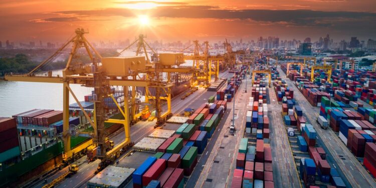 中东冲突致霍尔木兹海峡航运几近停滞，空运费率飙升超70%