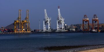 阿联酋与沙特开辟新贸易走廊，应对霍尔木兹海峡供应链危机