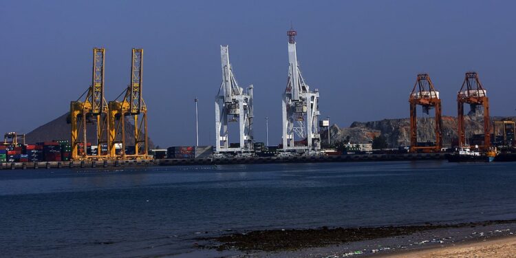 阿联酋与沙特开辟新贸易走廊,应对霍尔木兹海峡供应链危机