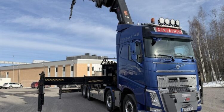 智能吊装设备升级：传感器融合与远程控制正重塑起重机卡车作业模式