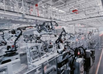 小米黑灯工厂每3.15秒产1台旗舰机，自研设备占比96.85%、软件100%自主