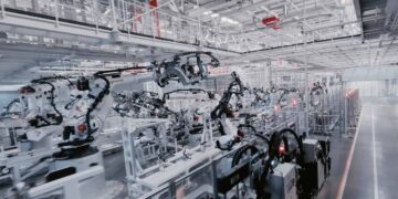 小米黑灯工厂每3.15秒产1台旗舰机，自研设备占比96.85%、软件100%自主