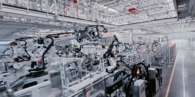 小米黑灯工厂每3.15秒产1台旗舰机，自研设备占比96.85%、软件100%自主