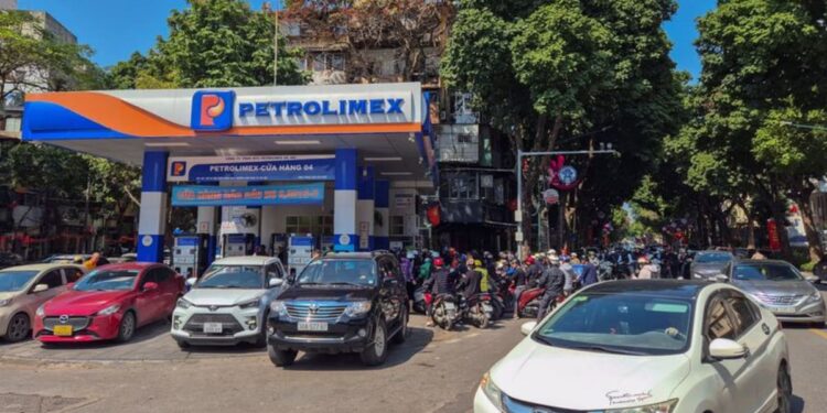 东南亚多国推WFH、燃油限价与补贴应对能源危机：电价飙升37%、LNG进口增42%