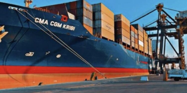 法国运营货轮成首家通过霍尔木兹海峡的大型班轮船舶，CMA CGM加收旺季附加费